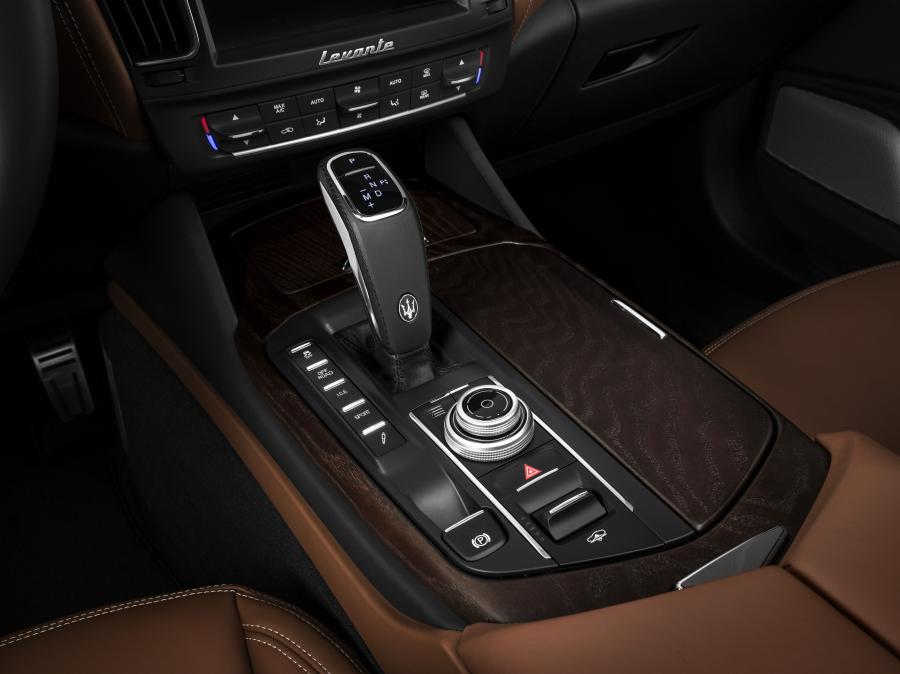 Детали интерьера Maserati Levante S Q4 GranLusso 2018 года  (фото 51 из 66)